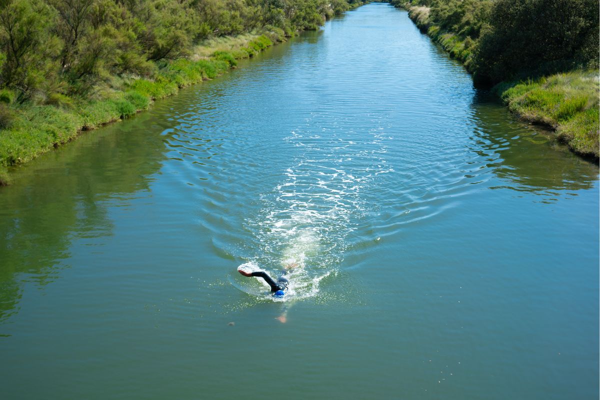 in openwater zwemmen met een zwemboei
